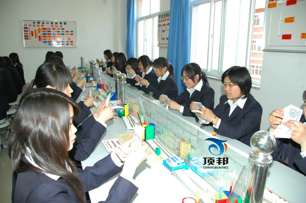 ▲財會模擬實驗室設(shè)備（兩邊座、每桌六座）