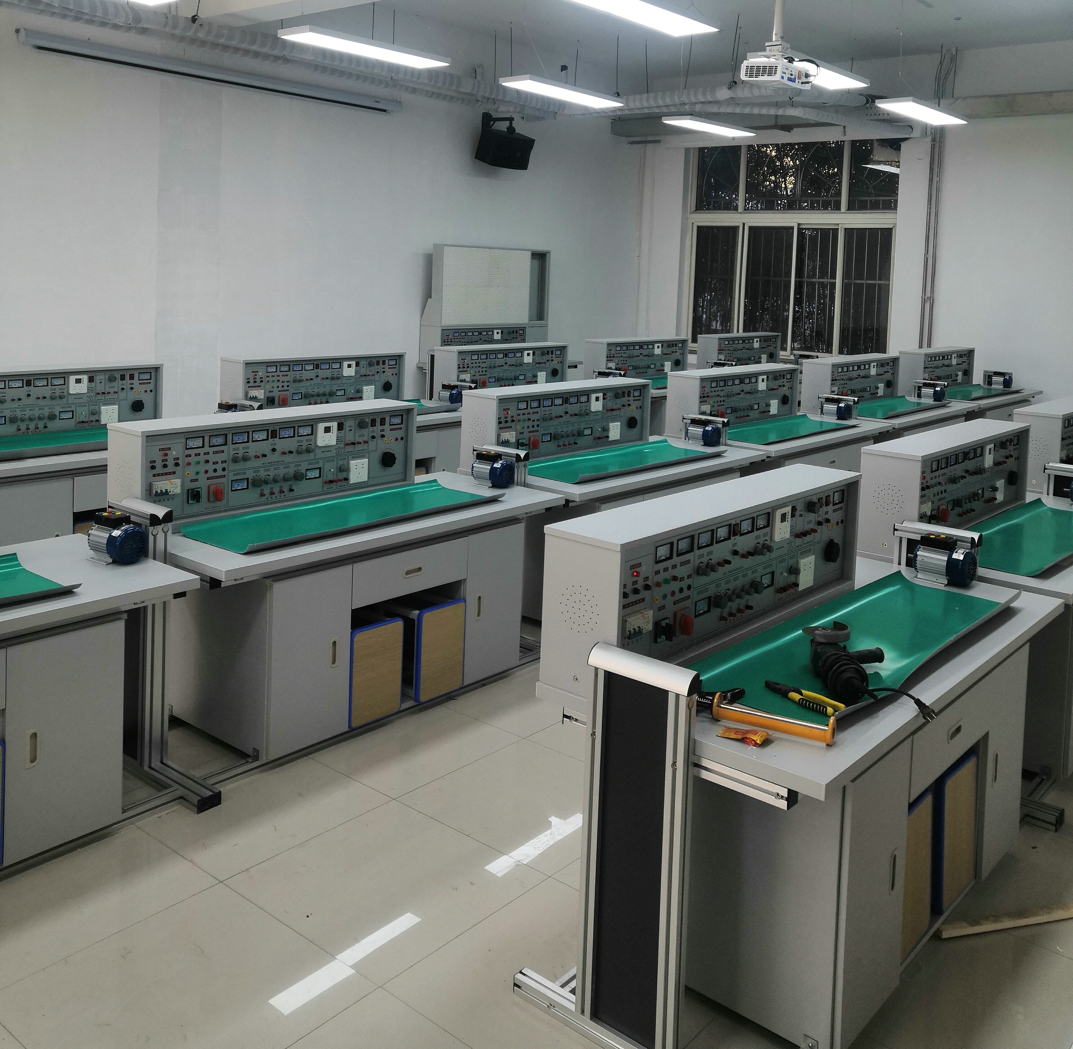 通用電子實驗室成套設(shè)備